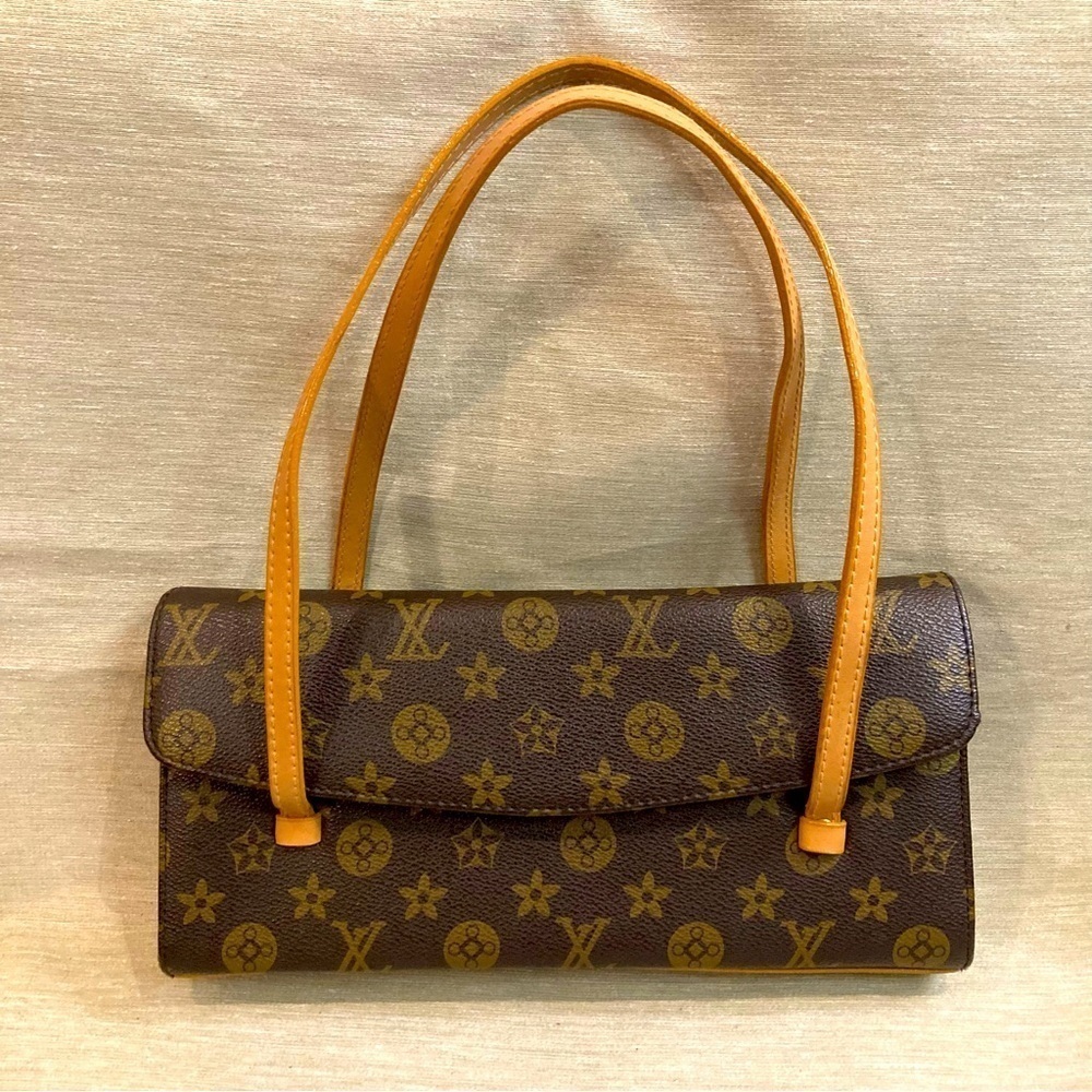 UNBRANDED Made in Mexico Little Baguette Style Shoulder Bag with Internal Pocket